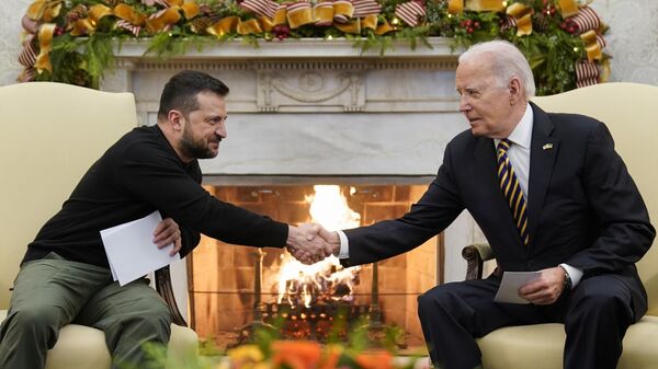 الرئيس الأمريكي جو بايدن والرئيس الأوكراني فولوديمير زيلينسكي - سبوتنيك عربي