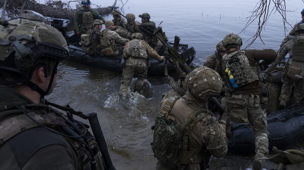 الجيش الاوكراني على شاطئ نهر دنيبر - سبوتنيك عربي