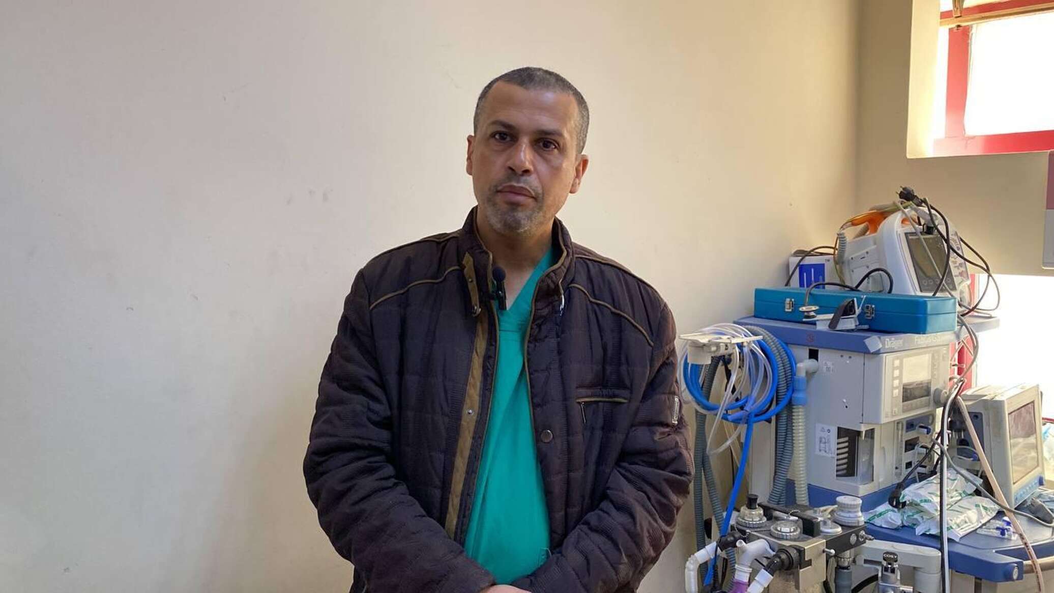 طبيب روسي يؤثر البقاء في قطاع غزة لعلاج الجرحى والتخفيف من آلامهم ويوجه نداء استغاثة