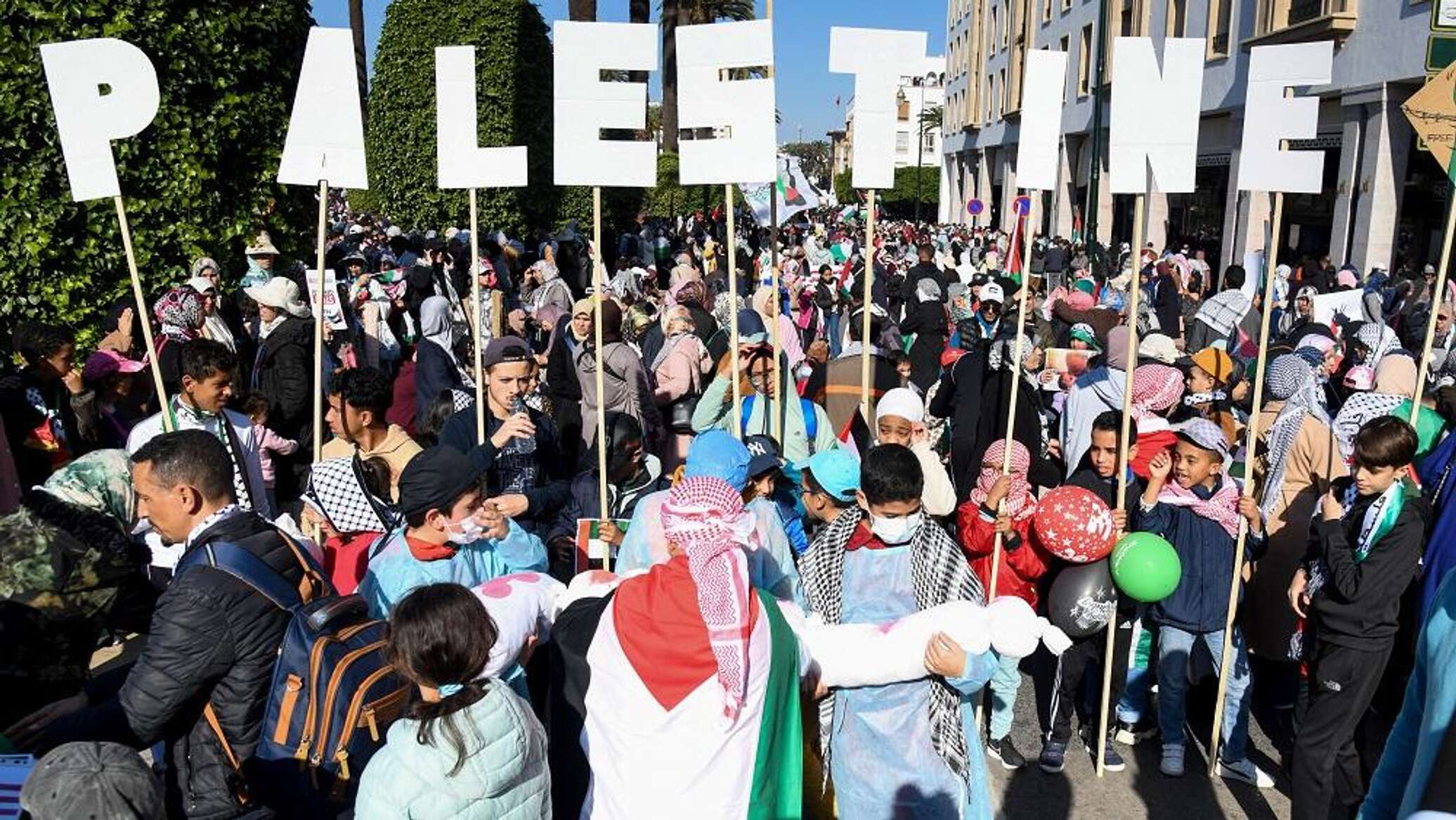 الآلاف في المغرب يتظاهرون ضد حرب غزة والعلاقات مع إسرائيل.. فيديو