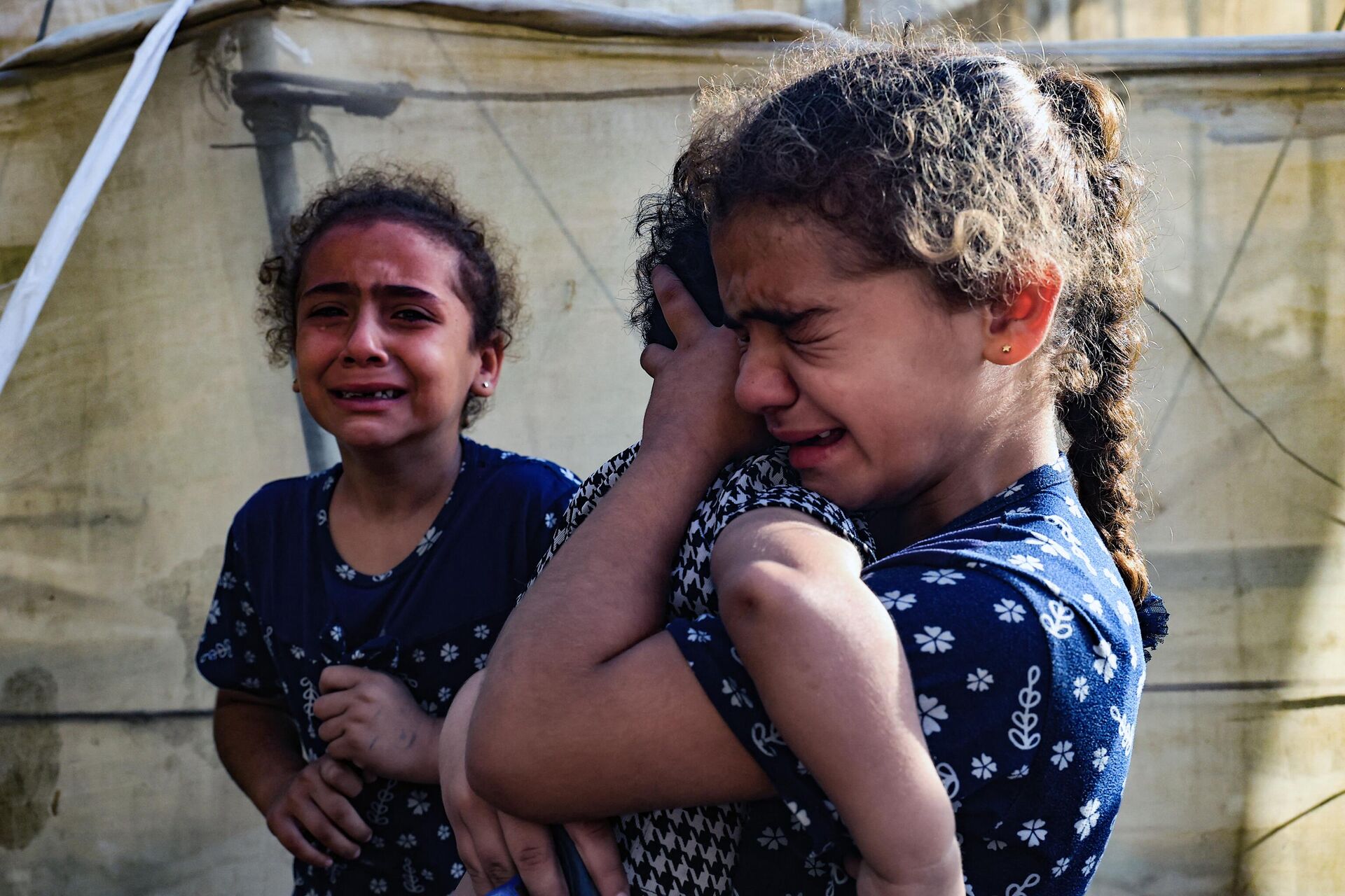 أطفال فلسطينيون يبكون على عائلتهم التي قُتلت في قصف إسرائيلي على رفح في جنوب قطاع غزة - سبوتنيك عربي, 1920, 29.12.2023