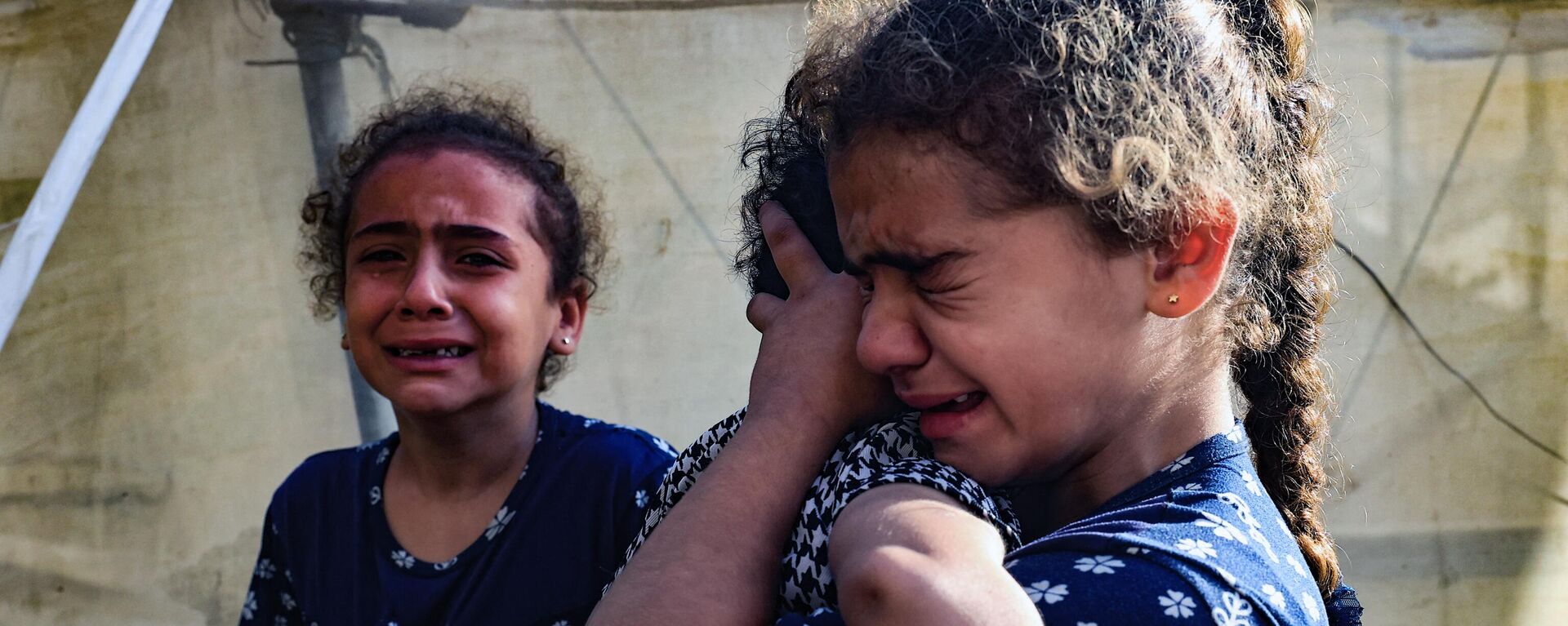 أطفال فلسطينيون يبكون على عائلتهم التي قُتلت في قصف إسرائيلي على رفح في جنوب قطاع غزة - سبوتنيك عربي, 1920, 08.01.2024