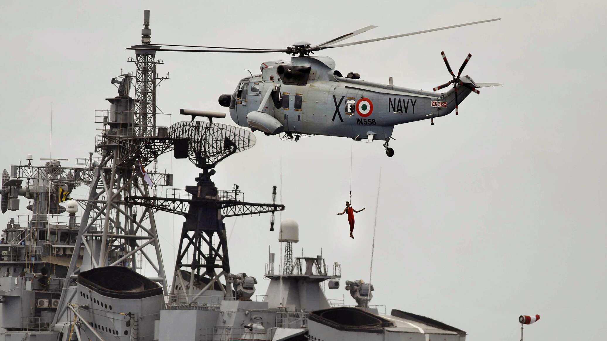 البحرية الهندية تعلن تحرير سفينة إيرانية اختطفها قراصنة... صور