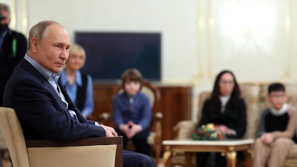 الرئيس الروسي، فلاديمير بوتين خلال اجتماعه مع عائلات العسكريين الروس الذين ضحوا بحياتهم خلال العملية العسكرية الخاصة في أوكرانيا 7 يناير 2024 - سبوتنيك عربي