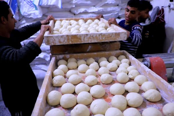 نازحون ينتظرون للحصول على الخبز أمام المخابز في مدينة رفح جنوب قطاع غزة لأول مرة منذ نحو شهرين - سبوتنيك عربي