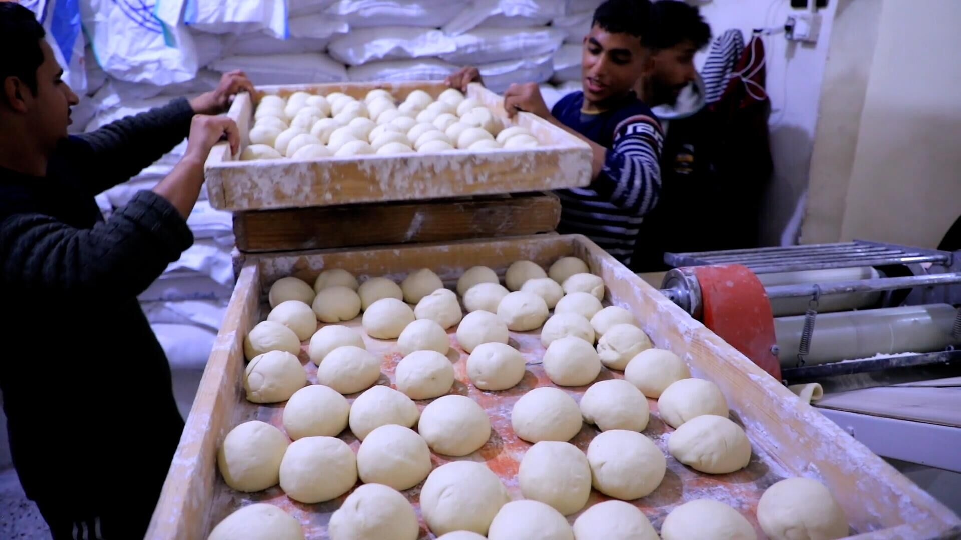 نازحون ينتظرون للحصول على الخبز أمام المخابز في مدينة رفح جنوب قطاع غزة لأول مرة منذ نحو شهرين - سبوتنيك عربي, 1920, 09.01.2024