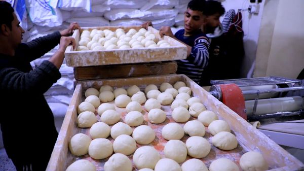 نازحون ينتظرون الحصول على الخبز أمام المخابز في مدينة رفح جنوب قطاع غزة، للمرة الأولى منذ نحو شهرين. نازحون ينتظرون الحصول على الخبز أمام المخابز في مدينة رفح جنوب قطاع غزة لأول مرة منذ نحو شهرين - وطن نيوز عربي