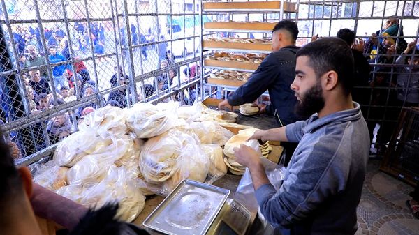نازحون ينتظرون الحصول على الخبز أمام المخابز في مدينة رفح جنوب قطاع غزة، للمرة الأولى منذ نحو شهرين. نازحون ينتظرون الحصول على الخبز أمام المخابز في مدينة رفح جنوب قطاع غزة لأول مرة منذ نحو شهرين - وطن نيوز عربي