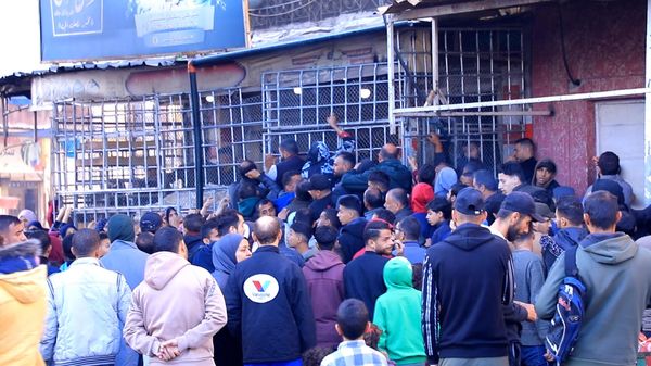 نازحون ينتظرون الحصول على الخبز أمام المخابز في مدينة رفح جنوب قطاع غزة، للمرة الأولى منذ نحو شهرين. نازحون ينتظرون الحصول على الخبز أمام المخابز في مدينة رفح جنوب قطاع غزة لأول مرة منذ نحو شهرين - وطن نيوز عربي