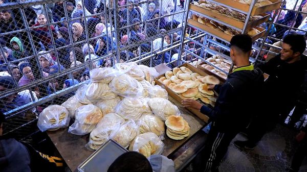 نازحون ينتظرون الحصول على الخبز أمام المخابز في مدينة رفح جنوب قطاع غزة، للمرة الأولى منذ نحو شهرين. نازحون ينتظرون الحصول على الخبز أمام المخابز في مدينة رفح جنوب قطاع غزة لأول مرة منذ نحو شهرين - وطن نيوز عربي