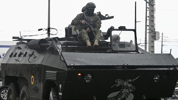 أفراد من الشرطة  والقوات المسلحة في الإكوادور ينفذون عملية أمنية مشتركة في السجن الإقليمي، في 7 يناير 2024. - سبوتنيك عربي