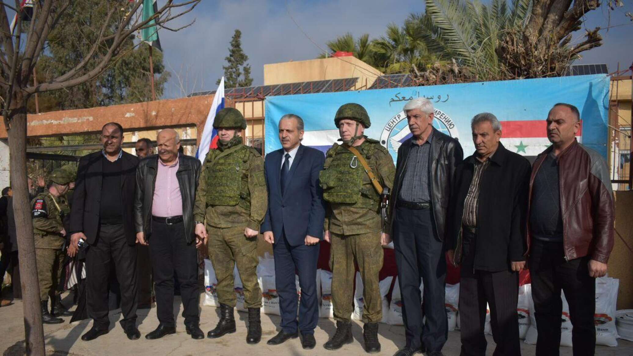 مركز المصالحة الروسي يقدم مساعدات لدعم القطاعين الصحي والتعليمي في ريف ديرالزور شرقي سوريا