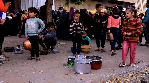تكية خيرية في شوارع خان يونس لإطعام آلاف النازحين في قطاع غزة - سبوتنيك عربي