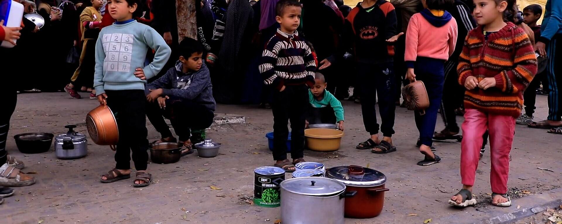 تكية خيرية في شوارع خان يونس لإطعام آلاف النازحين في قطاع غزة - سبوتنيك عربي, 1920, 13.01.2024