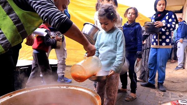 تكية خيرية في شوارع خان يونس لإطعام آلاف النازحين في قطاع غزة - سبوتنيك عربي