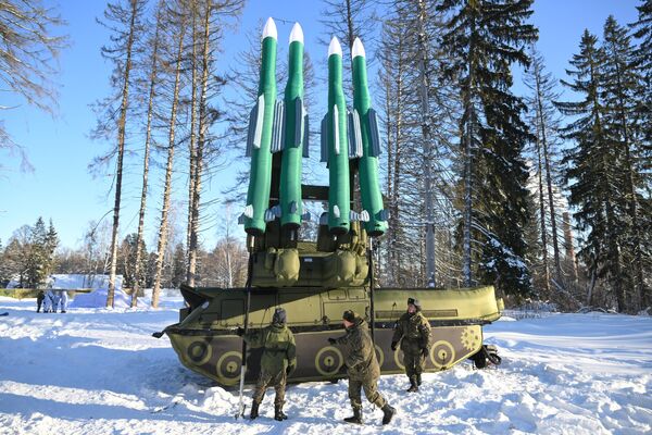 جنود من القوات الهندسية التابعة للقوات المسلحة الروسية أثناء نشر نموذج لنظام الصواريخ المضادة للطائرات &quot;بوك ام3&quot; في ضواحي مدينة موسكو. - سبوتنيك عربي