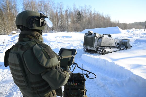 جندي من القوات الهندسية التابعة للقوات المسلحة الروسية خلال عرض توضيحي لإزالة الألغام في منطقة باستخدام المنظومة الآلية لإزالة الألغام &quot;أوران-إم (روبوت إزالة الألغام) في ضواحي مدينة موسكو. - سبوتنيك عربي