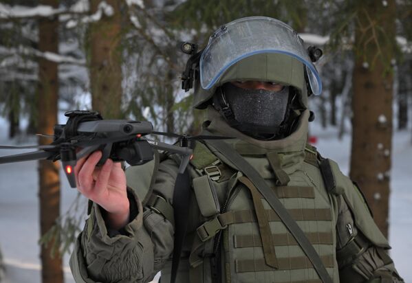 جندي من القوات الهندسية التابعة للقوات المسلحة الروسية خلال عرض لقدرات طائرة دون طيار على إزالة الأسلاك المتفجرة. - سبوتنيك عربي