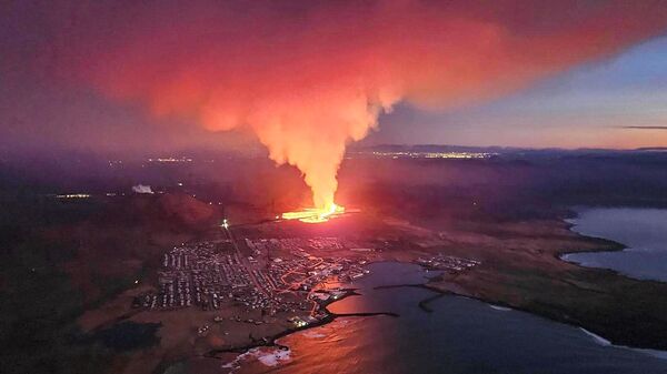 Извержение вулкана на юге Исландии недалеко от города Гриндавик - سبوتنيك عربي