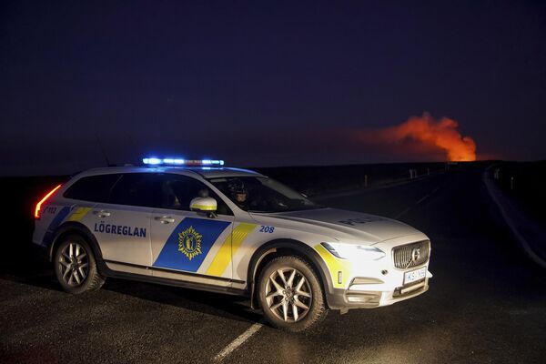 سيارة شرطة تمنع الوصول إلى الطريق المؤدي إلى غريندافيك، بعد ثوران بركان، أيسلندا، 14 يناير 2024. - سبوتنيك عربي