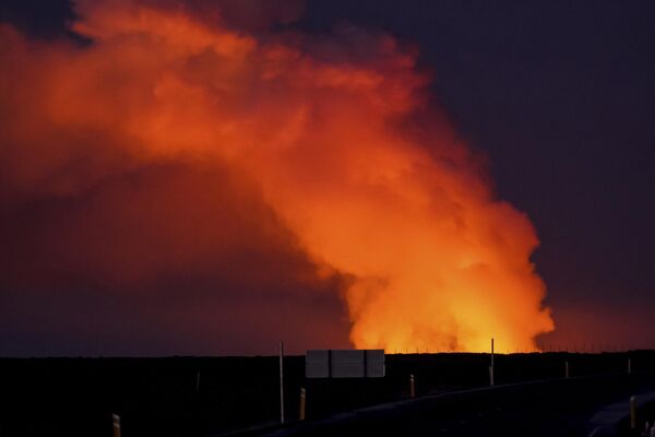منظر لعمود الغاز الذي أضاءته الحمم البركانية المنبعثة من البركان الثائر على الطريق المؤدي إلى غريندافيك، أيسلندا، 14 يناير 2024. - سبوتنيك عربي