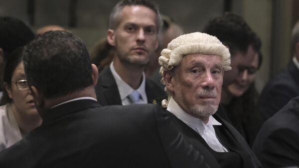 القاضي البريطاني مالكولم شو، على اليمين، ينظر خلال جلسة استماع في محكمة العدل الدولية في لاهاي 12 يناير/كانون الثاني 2024. - سبوتنيك عربي