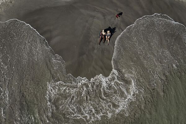 نساء يأخذن حمامًا شمسيًا على شاطئ &quot;إل-ياك&quot; في جزيرة مارغريتا، فنزويلا، 13 يناير 2024. - سبوتنيك عربي