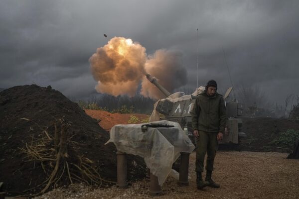 وحدة مدفعية متنقلة لقوات الجيش الإسرائيلي تطلق قذيفة من شمالي إسرائيل باتجاه لبنان، 11 يناير 2024. - سبوتنيك عربي