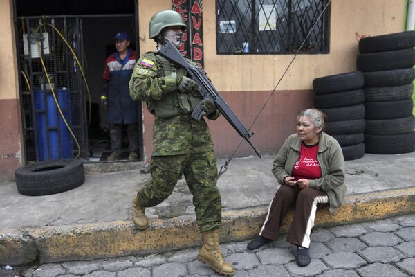 جنود يقومون بدورية في منطقة سكنية على الجانب الجنوبي من كيتو، الإكوادور، 12 يناير 2024، في أعقاب الهروب الواضح لزعيم عصابة قوي من السجن. أصدر الرئيس الإكوادوري، دانيال نوبوا، مرسومًا بحالة الطوارئ الوطنية، وهو إجراء يسمح للسلطات بتعليق حقوق الناس وتعبئة الجيش في أماكن مثل السجون، كما فرضت الحكومة حظر تجول،ابتداء من الساعة 11 مساء حتى الساعة 5 صباحًا. - سبوتنيك عربي