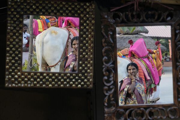امرأة تتأمل في مرايا متجر لبيع الحرف اليدوية في شيلبار إمام في حيدر أباد، الهند، 14 يناير 2024. - سبوتنيك عربي