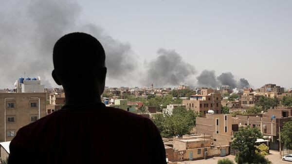 تصاعد أعمدة الدخان في الخرطوم إثر عمليات قتالية بين الجيش السوداني والدعم السريع - سبوتنيك عربي