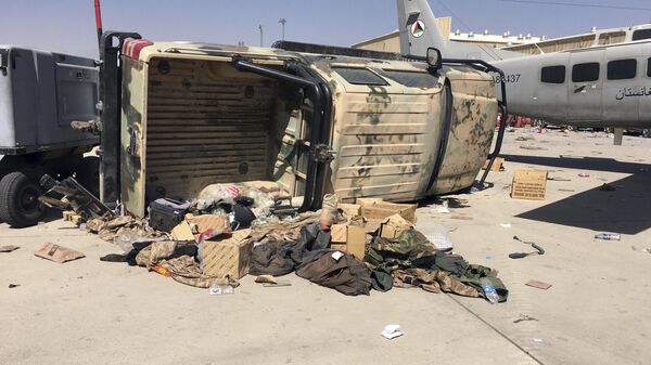 طائرة عسكرية أفغانية متضررة تظهر بعد استيلاء طالبان على مطار حامد كرزاي الدولي في كابول، أفغانستان 2021 - سبوتنيك عربي
