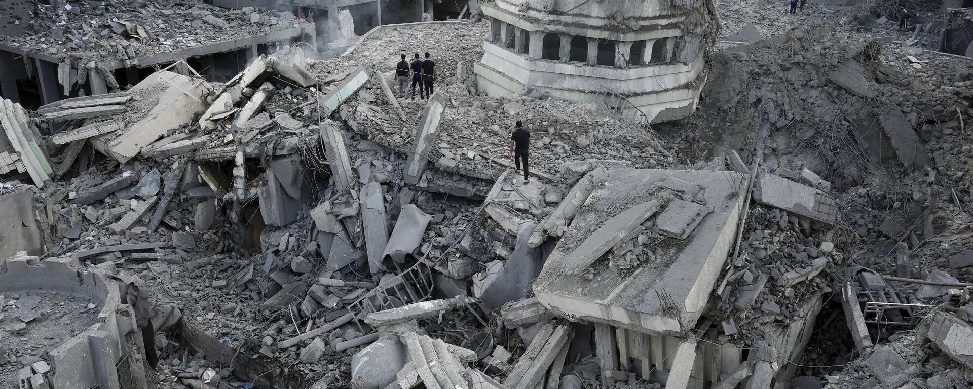 أنقاض مسجد ياسين الذي دمرته غارة إسرائيلية على مخيم الشاطئ للاجئين في مدينة غزة، يوم الإثنين 9 أكتوبر 2023 - سبوتنيك عربي, 1920, 27.01.2024