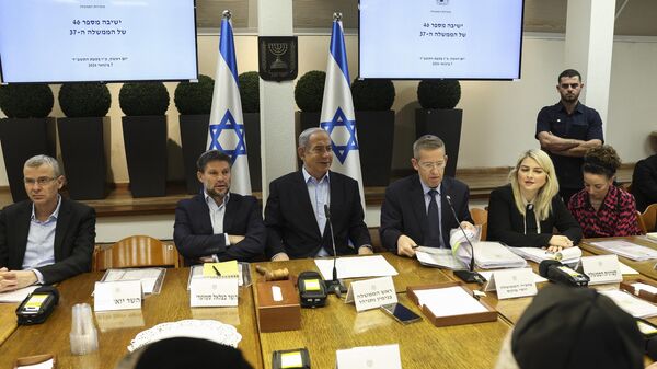 رئيس الوزراء الإسرائيلي بنيامين نتنياهو خلال اجتماع مع أعضاء من حكومته - سبوتنيك عربي