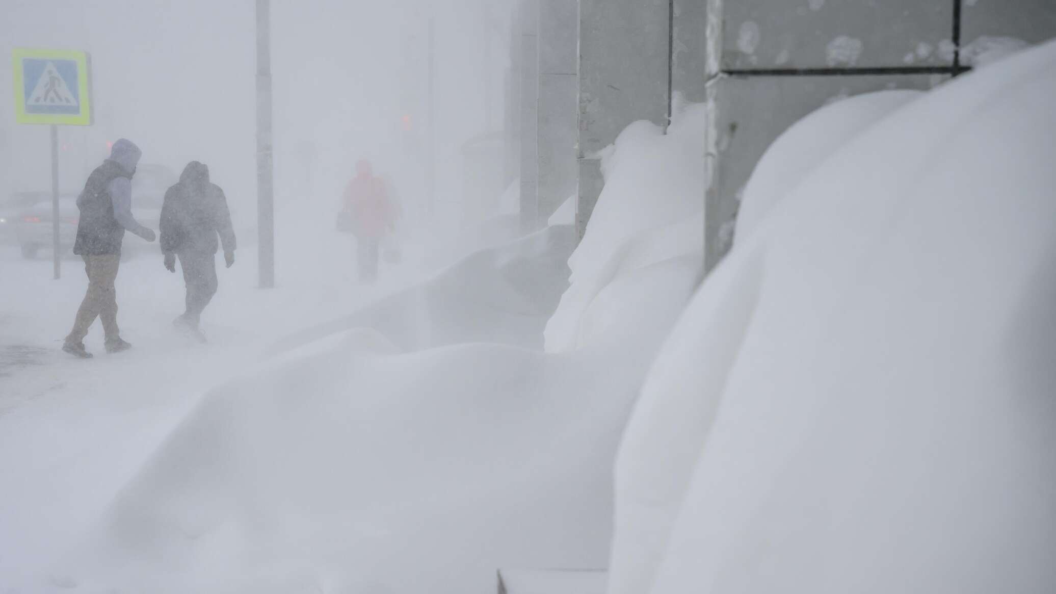 شاهد كيف غطت الثلوج مدينة روسية بعد عاصفة قوية... صور وفيديو
