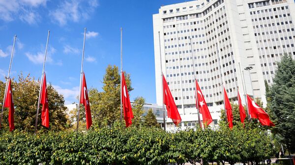 الأعلام التركية منكسة أمام وزارة الخارجية في أنقرة - سبوتنيك عربي