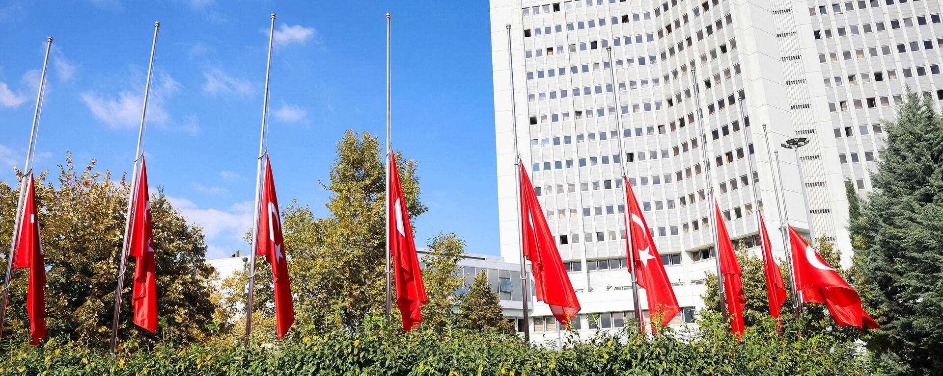 الأعلام التركية منكسة أمام وزارة الخارجية في أنقرة - سبوتنيك عربي, 1920, 29.02.2024