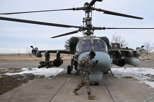 يقوم جندي من قوات  مجموعة &quot;تسنتر&quot; (المركز) التابعة للقوات المسلحة الروسية بإعداد طائرة هليكوبتر استطلاع وهجوم من طراز &quot;كا -52&quot; للمغادرة لضرب وأداء مهام قتالية في منطقة العملية العسكرية الخاصة في أوكرانيا. - سبوتنيك عربي