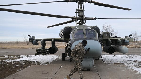 يقوم جندي من قوات  مجموعة تسنتر (المركز) لقوات القوات المسلحة الروسية بإعداد طائرة هليكوبتر استطلاع وهجوم من طراز كا -52 للمغادرة لضرب وأداء مهام قتالية في منطقة العملية العسكرية الخاصة في أوكرانيا. - سبوتنيك عربي
