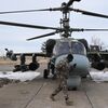Военнослужащий группировки войск Центр ВС РФ подготавливает разведывательно-ударный вертолет Ка-52 к вылету в зоне СВО - سبوتنيك عربي