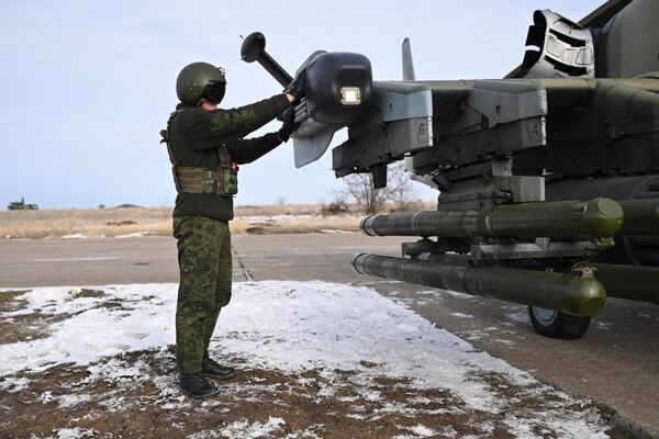 يقوم جندي من قوات  مجموعة &quot;تسنتر&quot; (المركز) التابعة للقوات المسلحة الروسية بإعداد طائرة هليكوبتر استطلاع وهجوم من طراز &quot;كا -52&quot; للمغادرة لضرب وأداء مهام قتالية في منطقة العملية العسكرية الخاصة في أوكرانيا. - سبوتنيك عربي