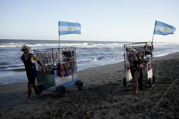 بائعو المجوهرات يسحبون بضائعهم على الشاطئ في كاريلو، الأرجنتين، 20 يناير 2024. - سبوتنيك عربي
