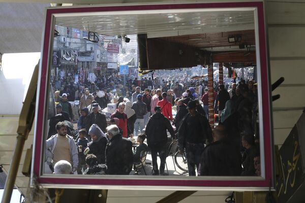 فلسطينيون يزورون أحد الأسواق خلال الحرب المستمرة على قطاع غزة في رفح، قطاع غزة، الثلاثاء، 23 يناير 2024. - سبوتنيك عربي