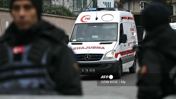 ضباط شرطة الطب الشرعي الأتراك يسيرون بالقرب من كنيسة سانتا ماريا بعد هجوم، في إسطنبول، في 28 يناير 2024. شن مهاجمان هجومًا مسلحًا على كنيسة إيطالية في إسطنبول خلال احتفال ديني  - سبوتنيك عربي
