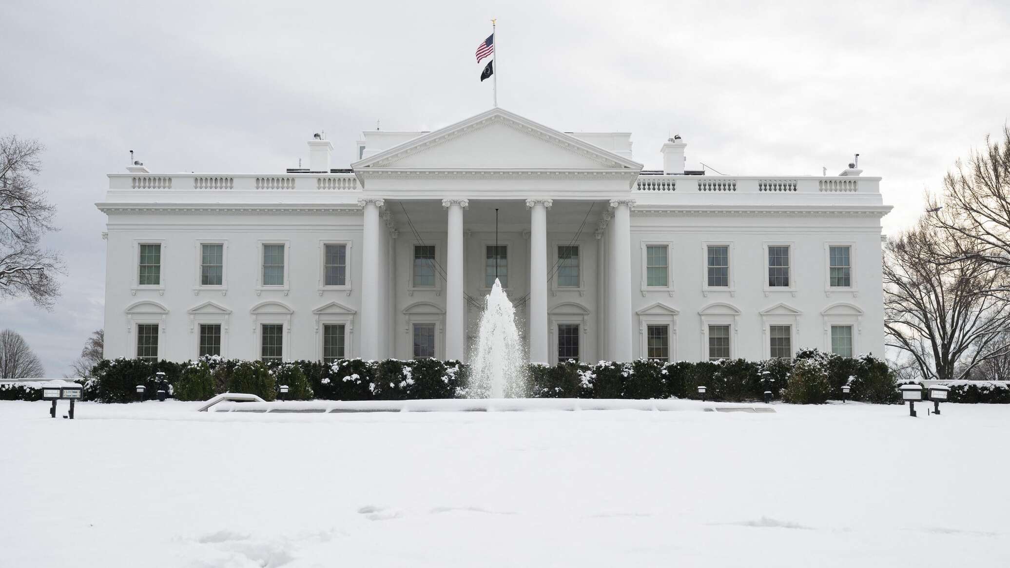 البيت الأبيض يعد باستئناف الإمدادات العسكرية إلى كييف حال موافقة الكونغرس
