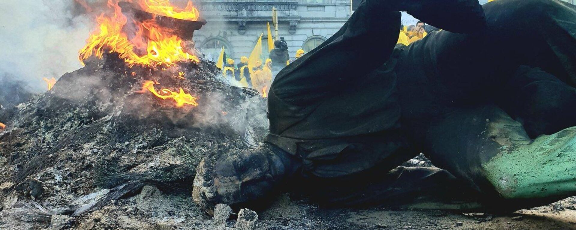 مشاهد متداولة لتدمير نصب تذكاري في ساحة لوكسمبورغ أمام البرلمان الأوروبي - سبوتنيك عربي, 1920, 01.02.2024