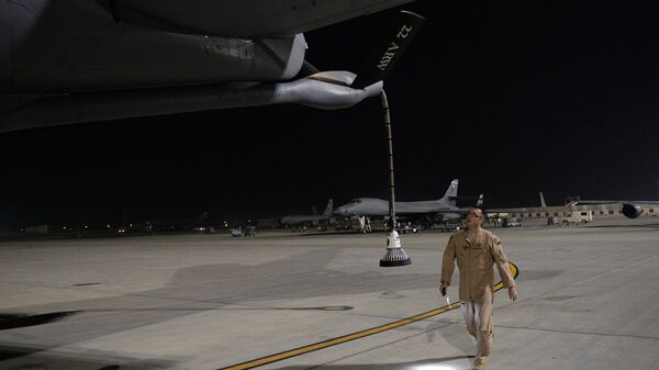 القيادة المركزية للقوات الجوية الأمريكية التي نشرها نظام توزيع الفيديو والصور الدفاعية (DVIDS) الرائد في القوات الجوية الأمريكية إريك شيلو، وهو طيار من طراز KC-135 Stratotanker مع سرب التزود بالوقود الجوي رقم 340، وهو يحلق مسبقًا بطائرته قبل الإقلاع من قاعدة في منطقة مسؤولية القيادة المركزية الأمريكية لدعم مهمة تنفيذ ضربات جوية في سوريا، - سبوتنيك عربي