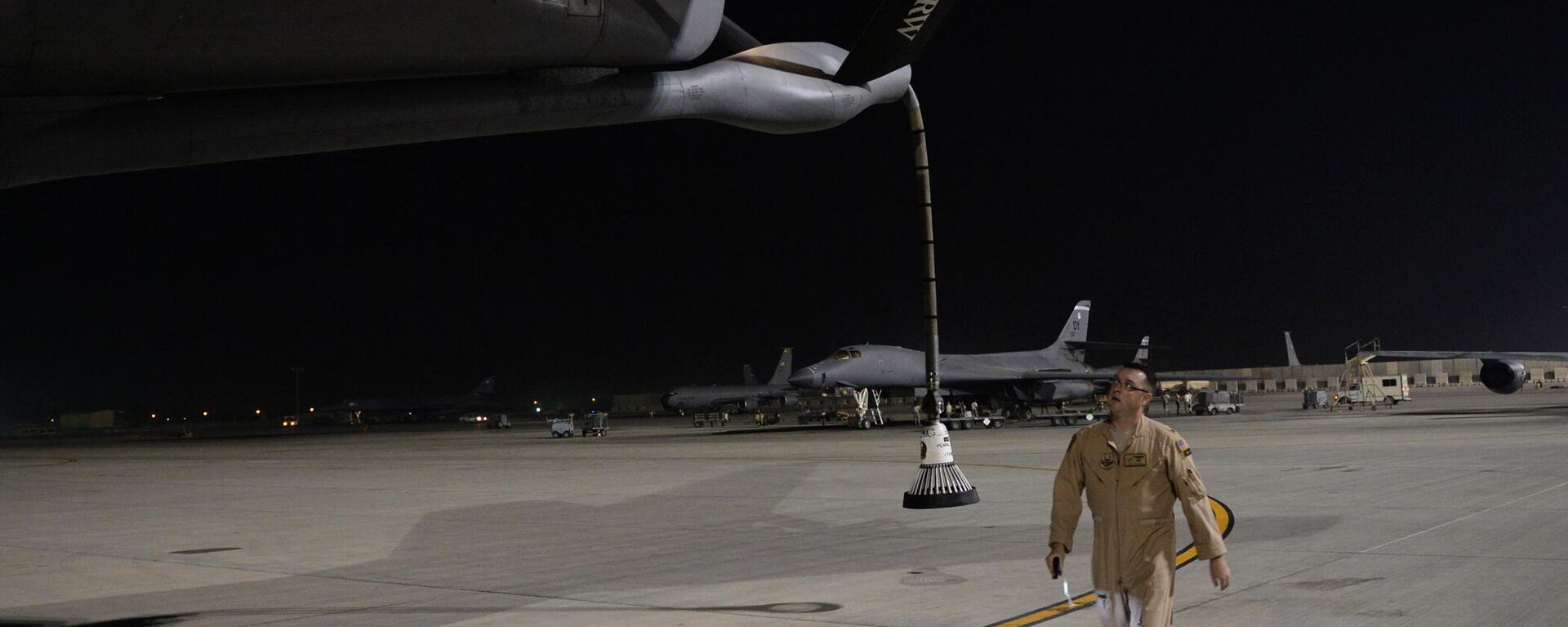القيادة المركزية للقوات الجوية الأمريكية التي نشرها نظام توزيع الفيديو والصور الدفاعية (DVIDS) الرائد في القوات الجوية الأمريكية إريك شيلو، وهو طيار من طراز KC-135 Stratotanker مع سرب التزود بالوقود الجوي رقم 340، وهو يحلق مسبقًا بطائرته قبل الإقلاع من قاعدة في منطقة مسؤولية القيادة المركزية الأمريكية لدعم مهمة تنفيذ ضربات جوية في سوريا، - سبوتنيك عربي, 1920, 12.03.2024