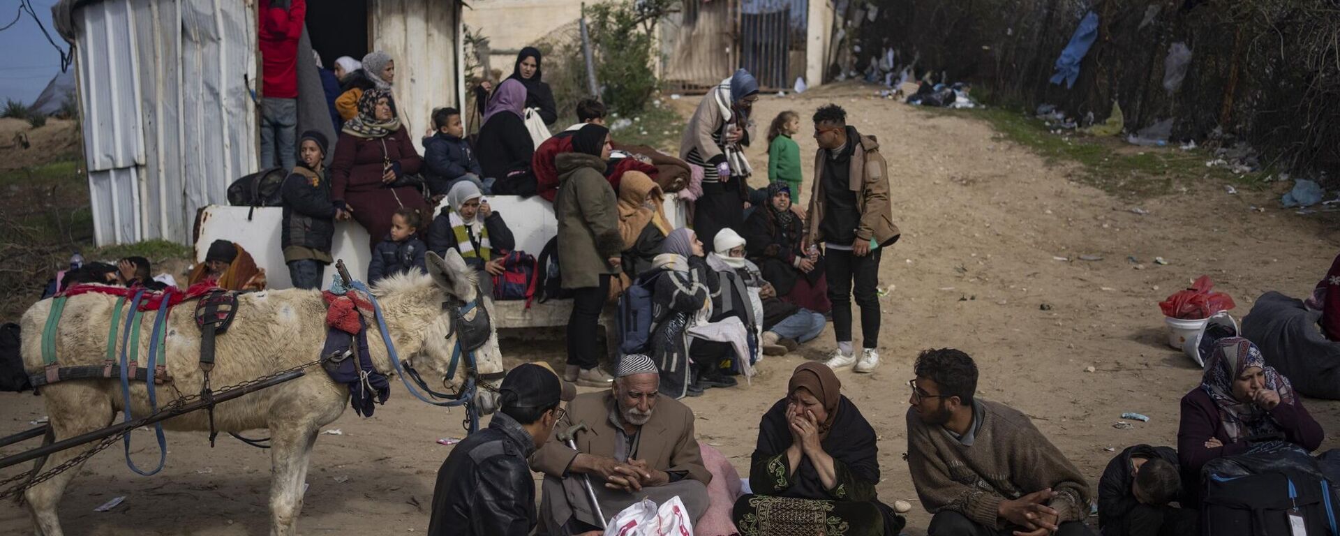 Palestinians arrive in the city of Rafah in the southern Gaza Strip after fleeing an Israeli ground and air attack on the nearby city of Khan Yunis on Friday, January 26, 2024. Palestinians arrive in the city of Rafah in the southern Gaza Strip after fleeing an Israeli ground and air attack on the nearby city of Khan Yunis on Friday, January 26, 2024. - Sputnik Arabic, 1920, 02.08.2024.