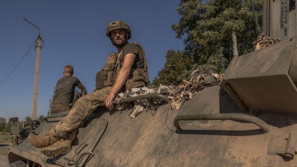 جنود أوكرانيون يجلسون فوق ناقلة جند مدرعة - سبوتنيك عربي